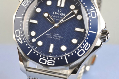 omega-seamaster-diver-300m-james-bond-60th-anniversary-karora-luxusora-beautyshot