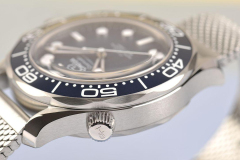 omega-seamaster-diver-300m-james-bond-60th-anniversary-karora-luxusora-profile