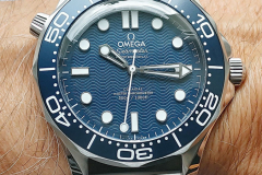 omega-seamaster-diver-300m-james-bond-60th-anniversary-karora-luxusora-wristshot